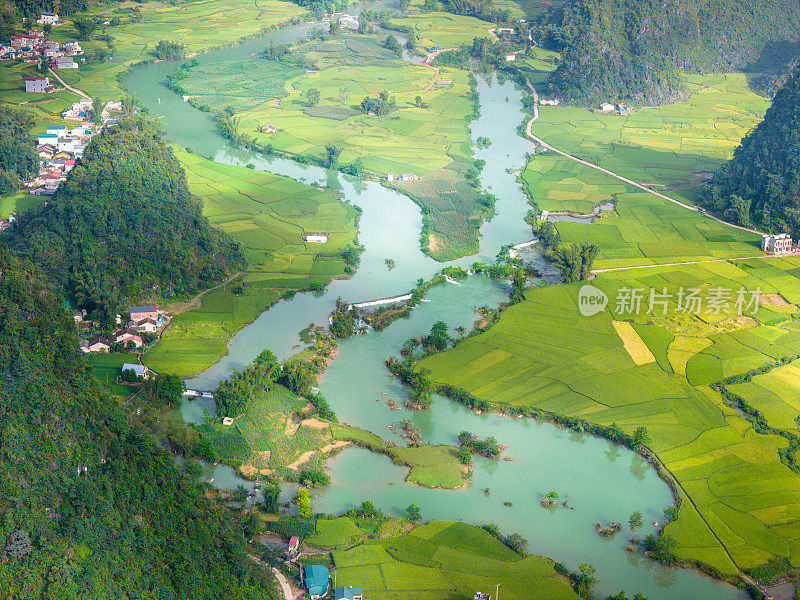 鸟瞰越南曹邦省中庆镇Ngoc Con ward山上的黎明，有河流，自然，绿色的稻田。班乔克瀑布附近。